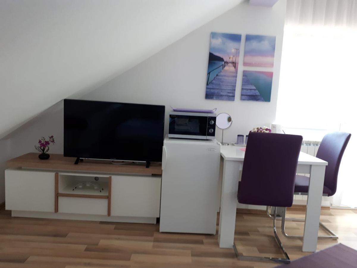 Iris Room & Apartment สลูน ภายนอก รูปภาพ