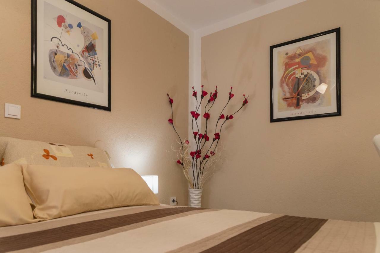 Iris Room & Apartment สลูน ภายนอก รูปภาพ
