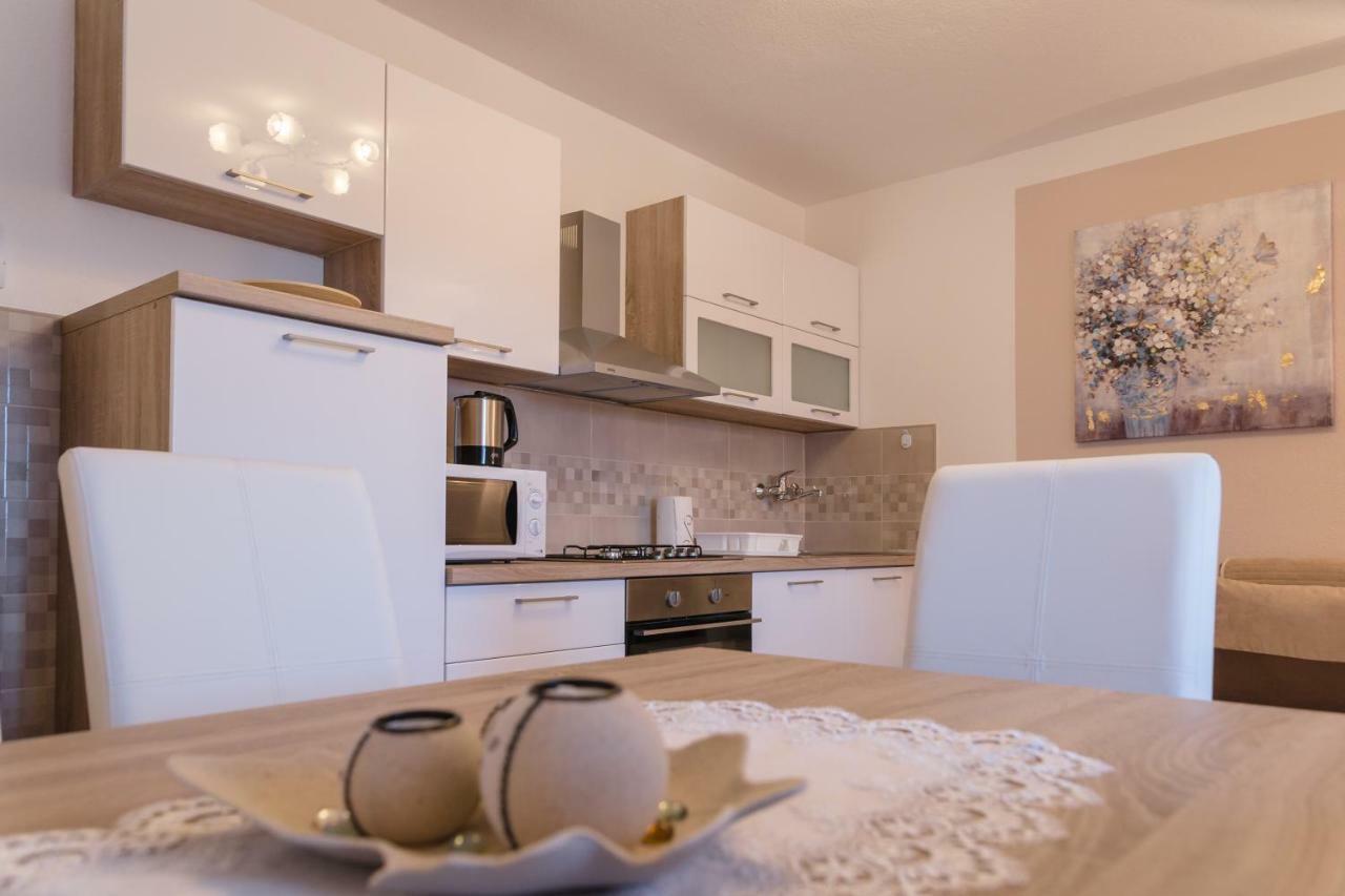 Iris Room & Apartment สลูน ภายนอก รูปภาพ