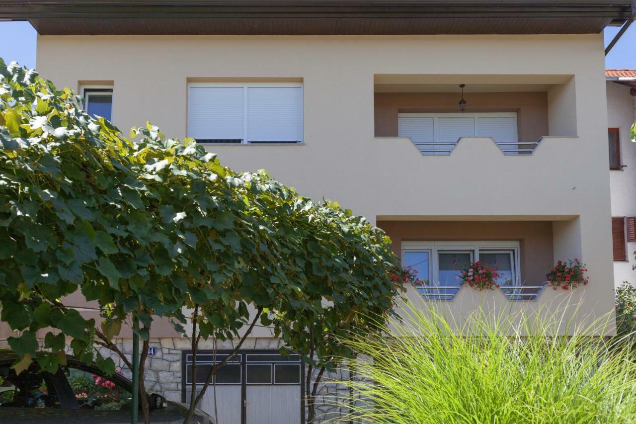 Iris Room & Apartment สลูน ภายนอก รูปภาพ