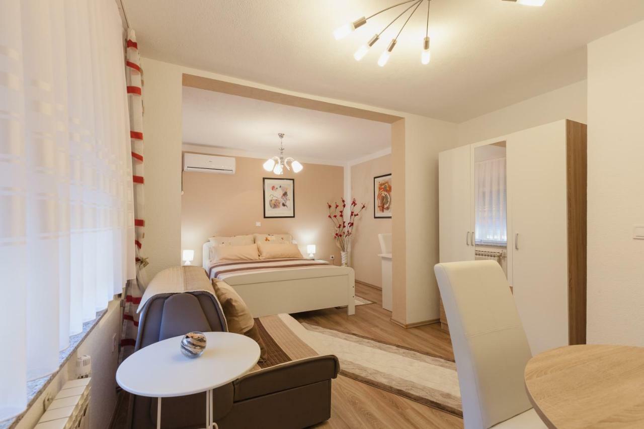 Iris Room & Apartment สลูน ภายนอก รูปภาพ