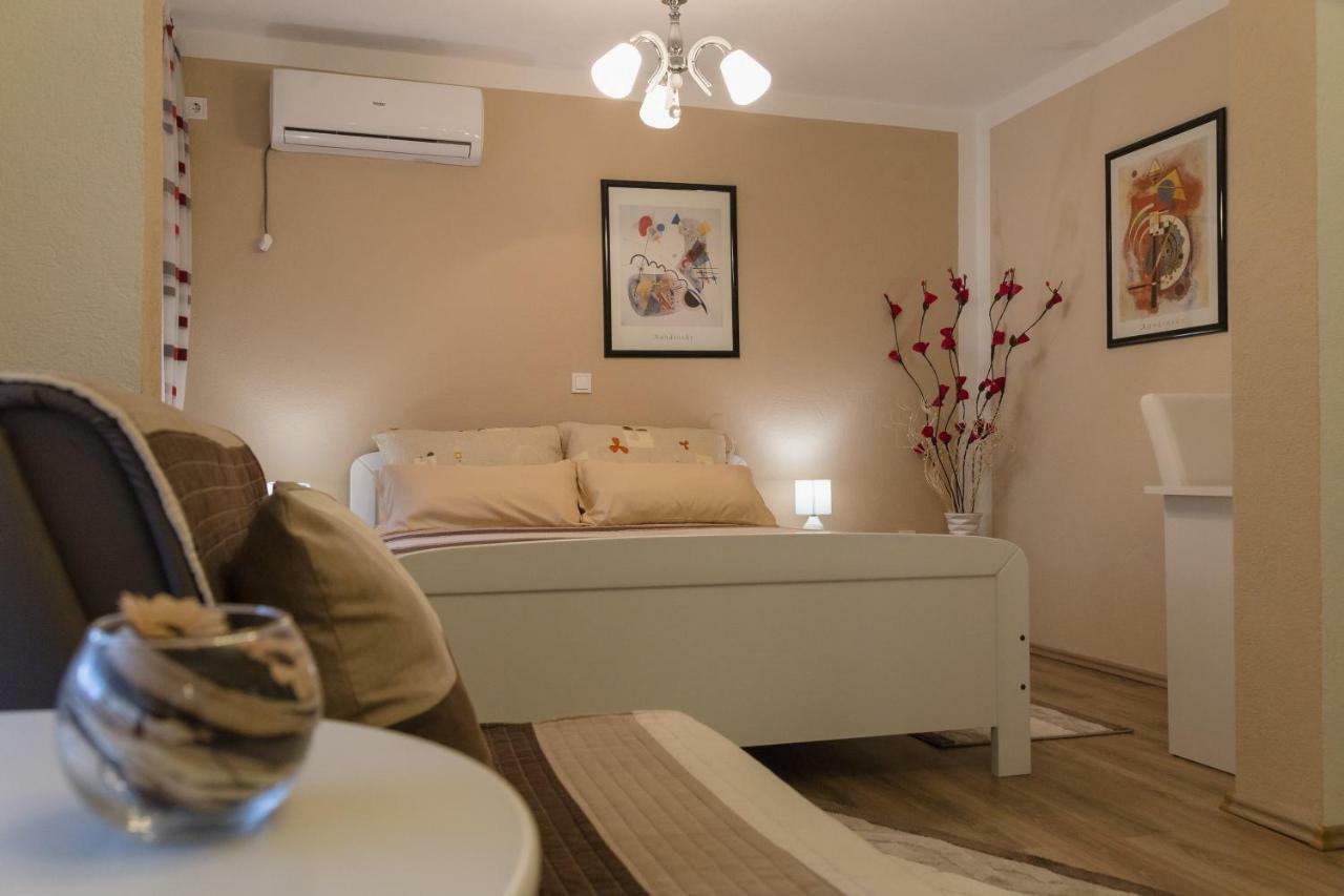 Iris Room & Apartment สลูน ภายนอก รูปภาพ
